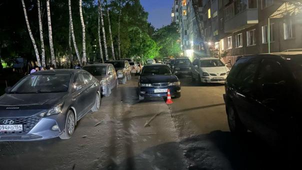 Иномарка сбила 12-летнего мальчика во дворе дома в Новосибирске