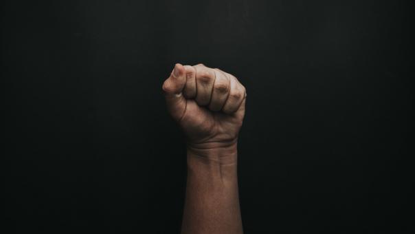 Следователи начали проверку после избиения девочки пенсионеркой в Новосибирске