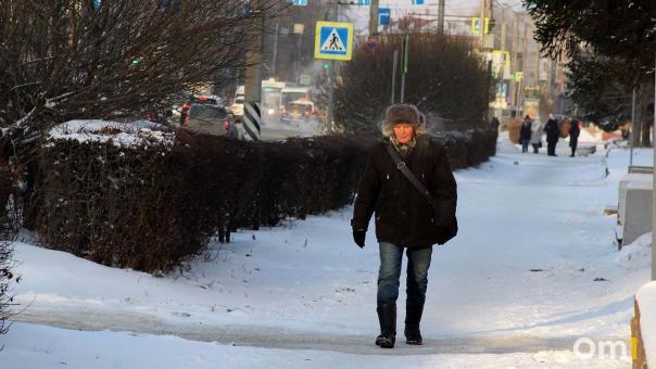«Греться хожу в соседнее здание»: омичи рассказали о работе на улице в -34 градуса
