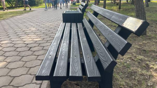 Сбер установил в Сибирских городах скамейки и урны из переработанного пластика