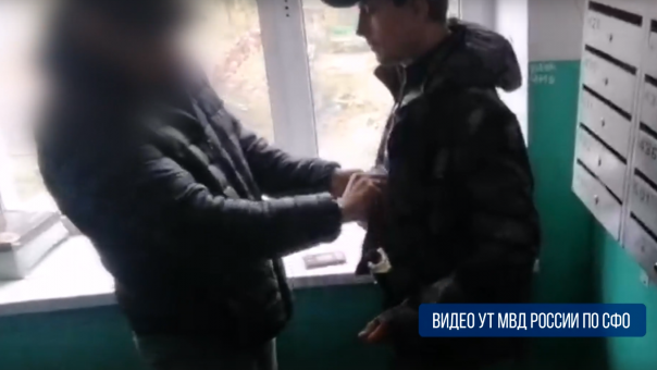 Полицейские нашли под курткой у создателя притона кое-что «интересное» — ВИДЕО