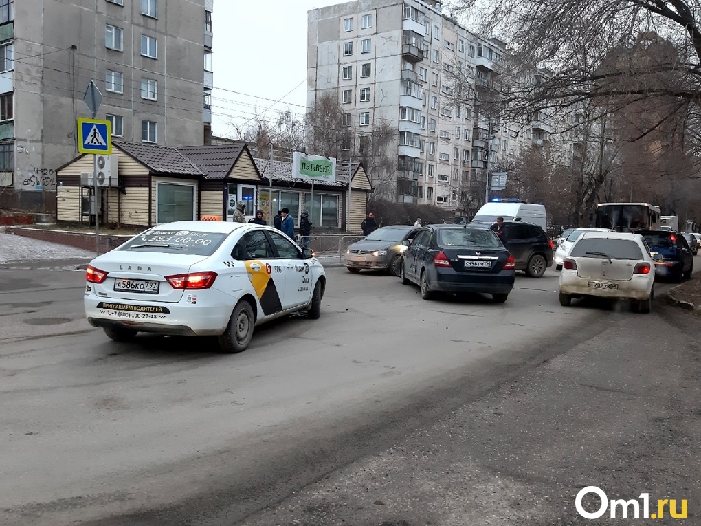 «Машину начало крутить». Массовая авария затруднила движение в Новосибирске