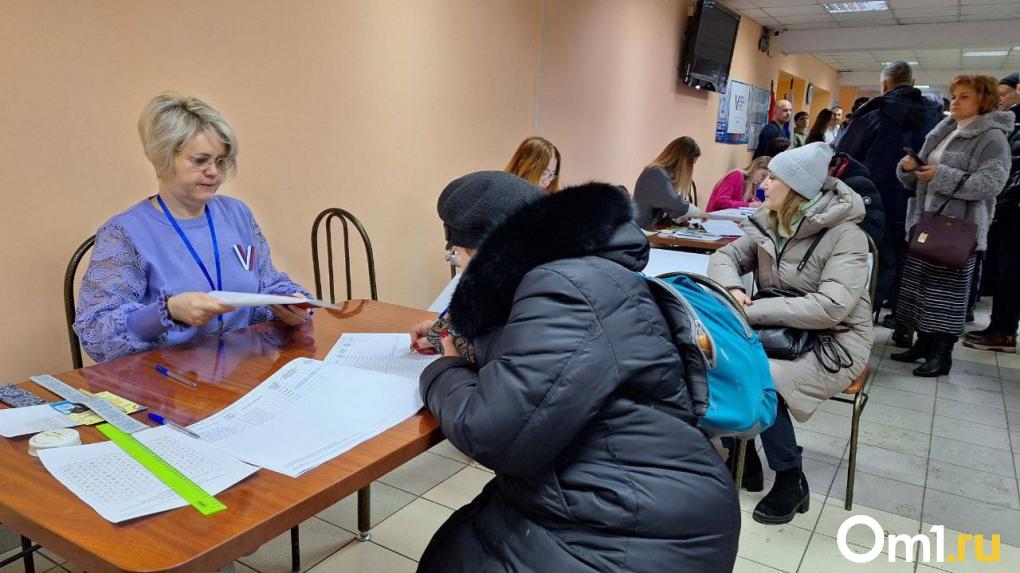На избирательных участках в Омске уже образовались очереди
