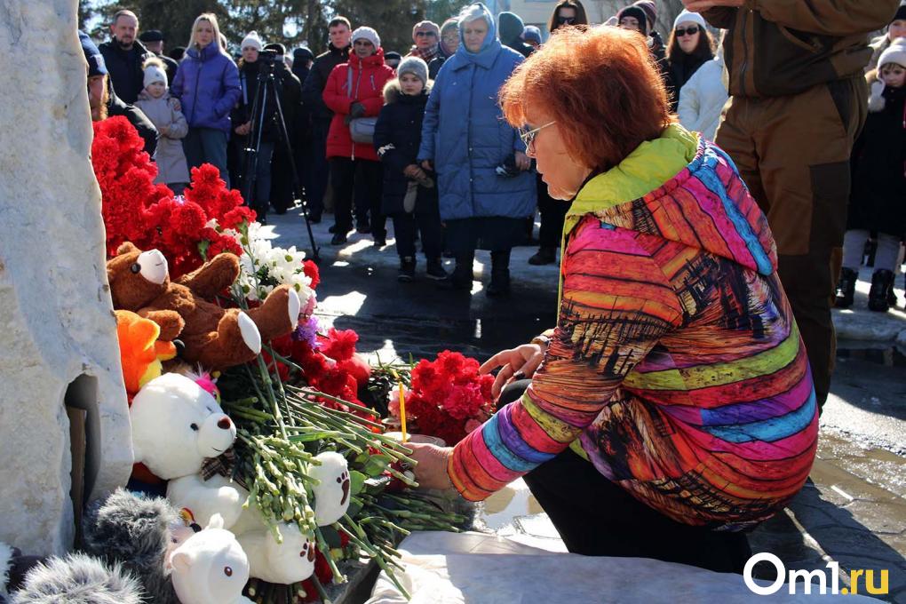 «Такое зло свершилось»: сотни омичей почтили память погибших в «Крокусе»