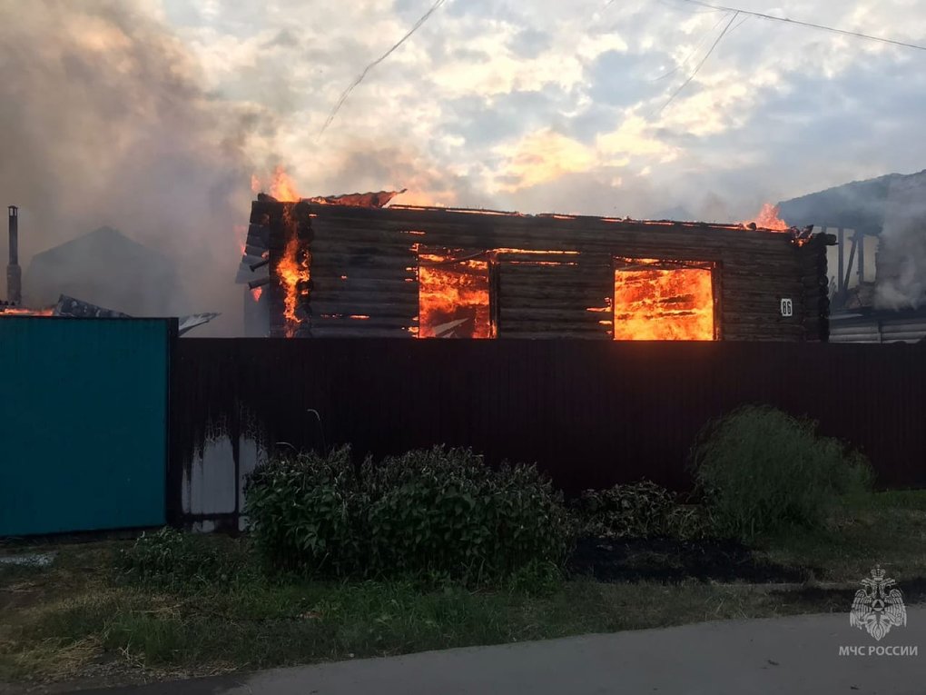В Омске загорелись три частных дома разом