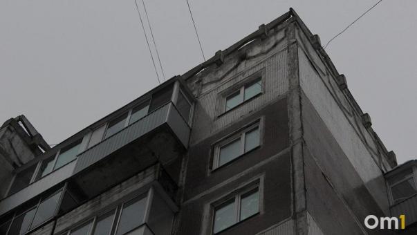 В омской квартире нашли тело мужчины с ножевыми ранениями