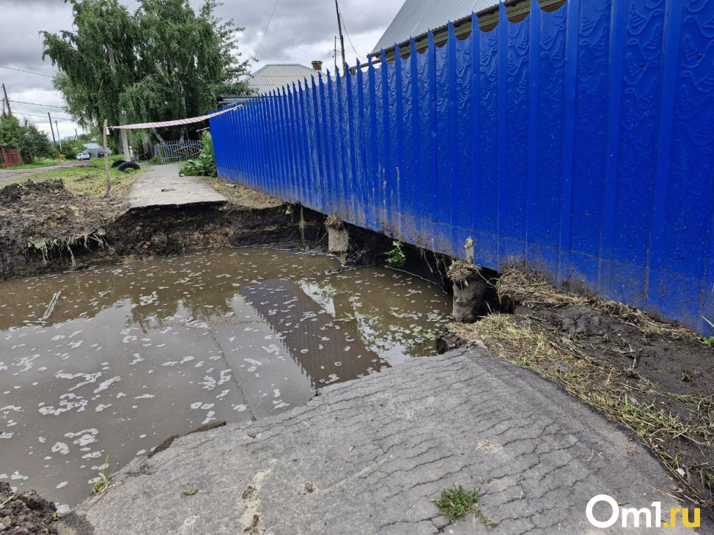 «Дождь просто уничтожит жильё»: в Омске может уйти под землю дом, где живёт 77-летняя пенсионерка