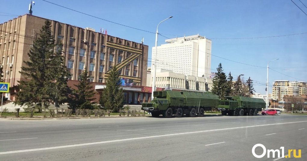 В центре Омска была замечена военная техника