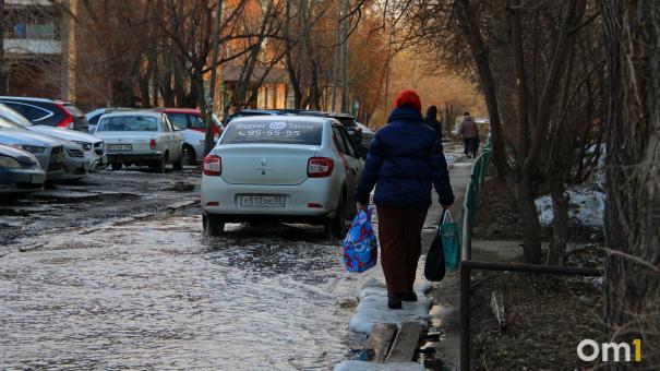 «Пришла на остановку — и вот она, дыра». С омских дорог исчезает асфальт