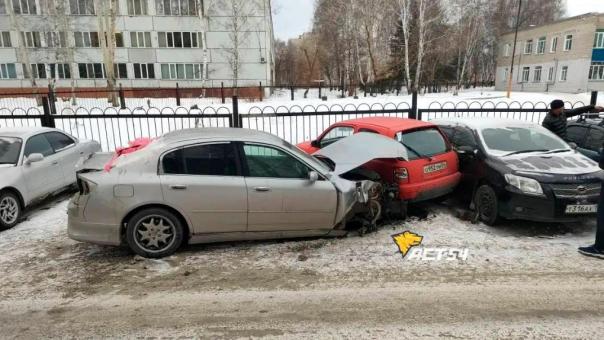 Водитель разбил сразу несколько автомобилей рядом с гимназией в Новосибирске