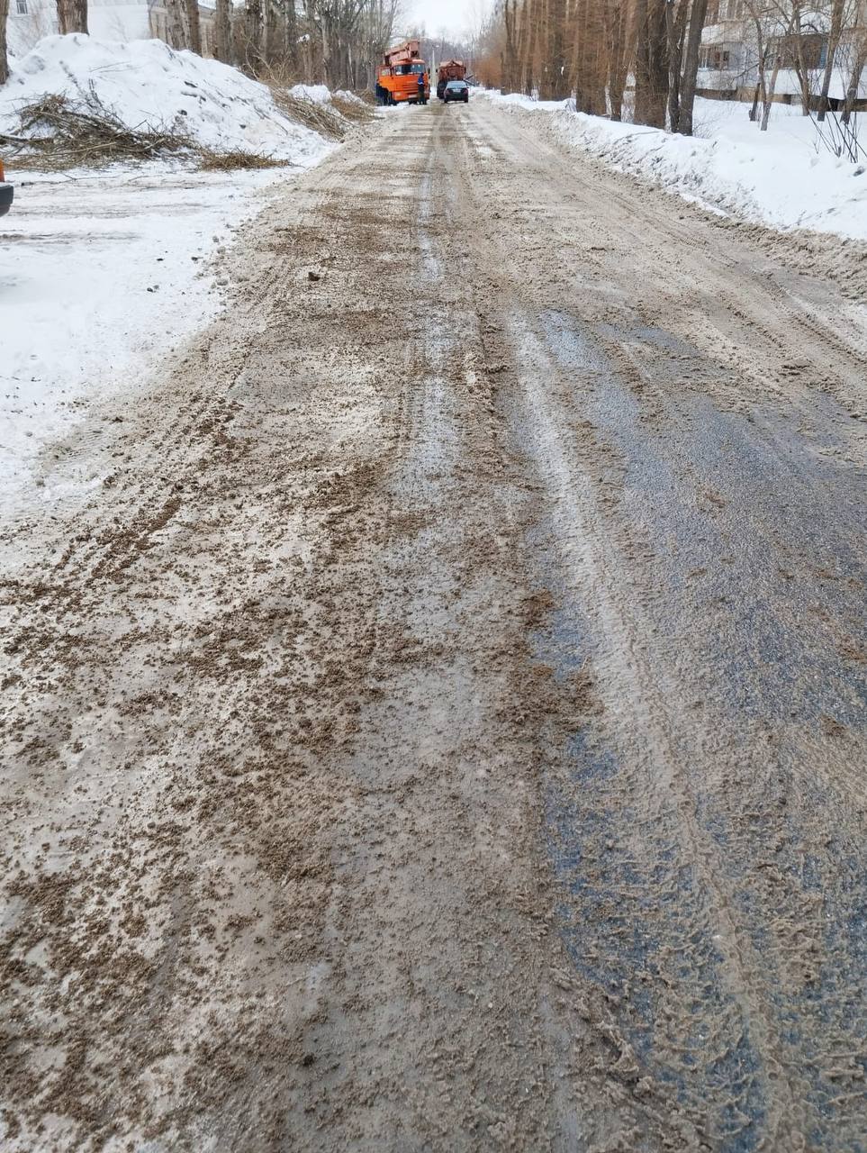 В Омске пассажирский автобус час не мог выехать, попав в колею