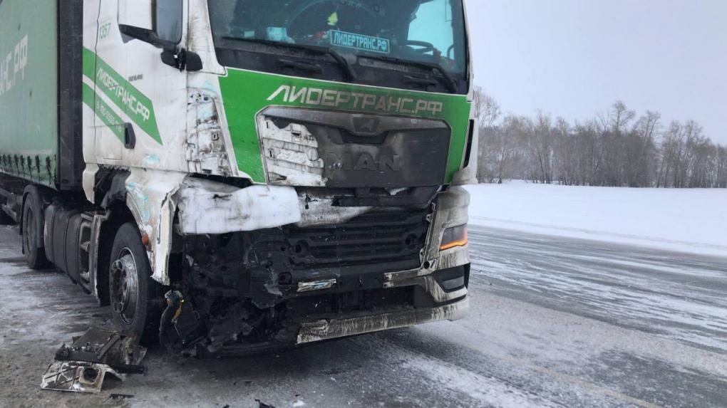 Один человек погиб, второй в реанимации. Под Омском легковушка залетела под большегруз