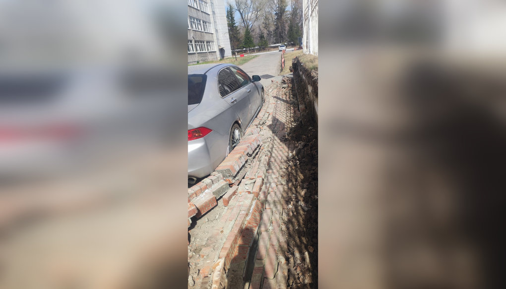 Град из кирпичей. В Омске стена здания обрушилась на проезжавший автомобиль