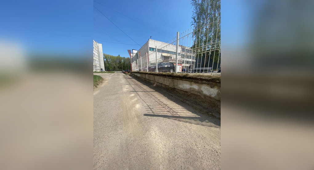Град из кирпичей. В Омске стена здания обрушилась на проезжавший автомобиль