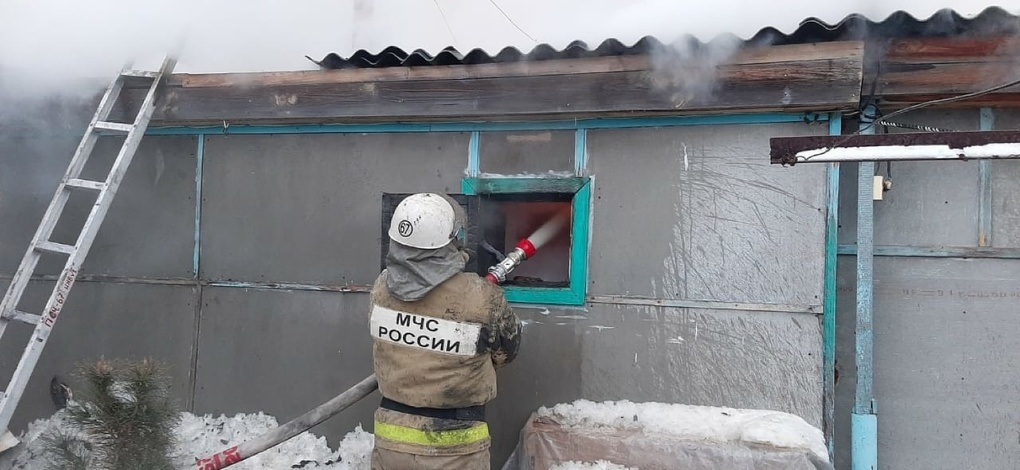 Омская семья оказалась заперта в горящем доме