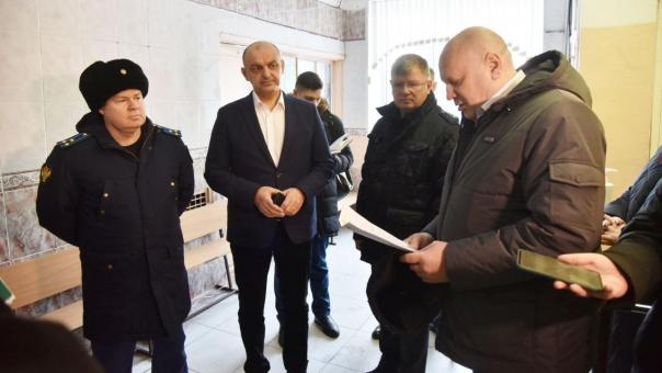 Сергей Шелест и Владимир Корбут проверили, как стартовал масштабный капремонт омских школ
