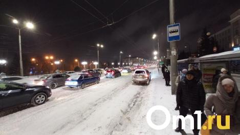 В Омске дорожники чистят окраины города после снегопада