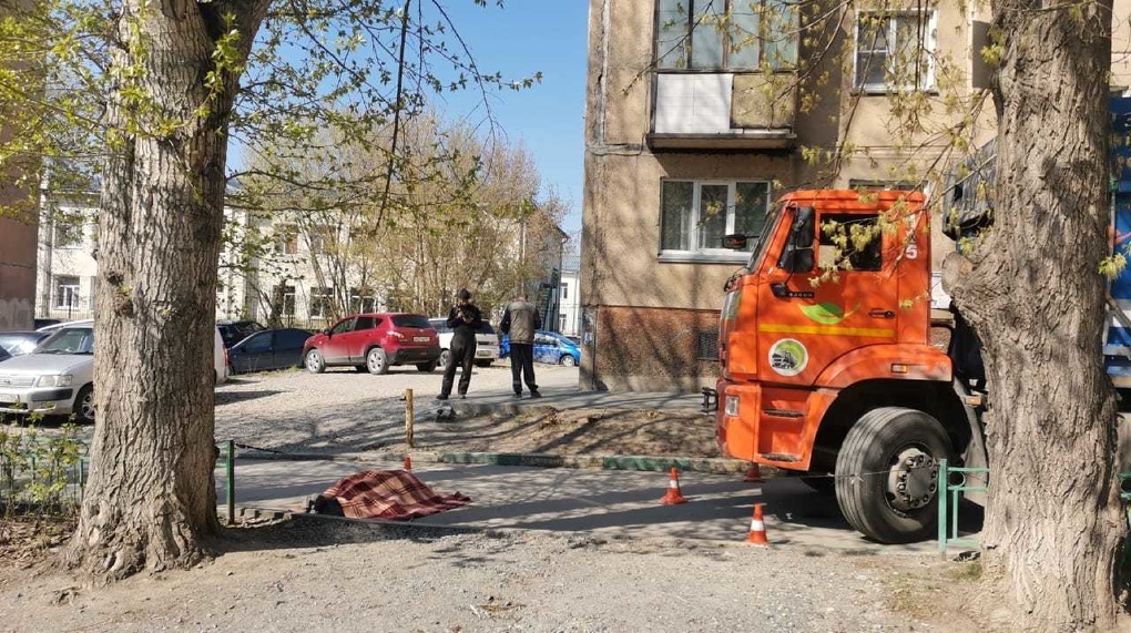 Мусоровоз насмерть сбил пенсионера во дворе дома в Новосибирске. ВИДЕО