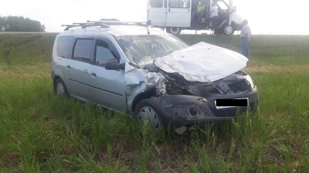 Под Омском легковушка врезалась в автобус, пострадали пассажиры