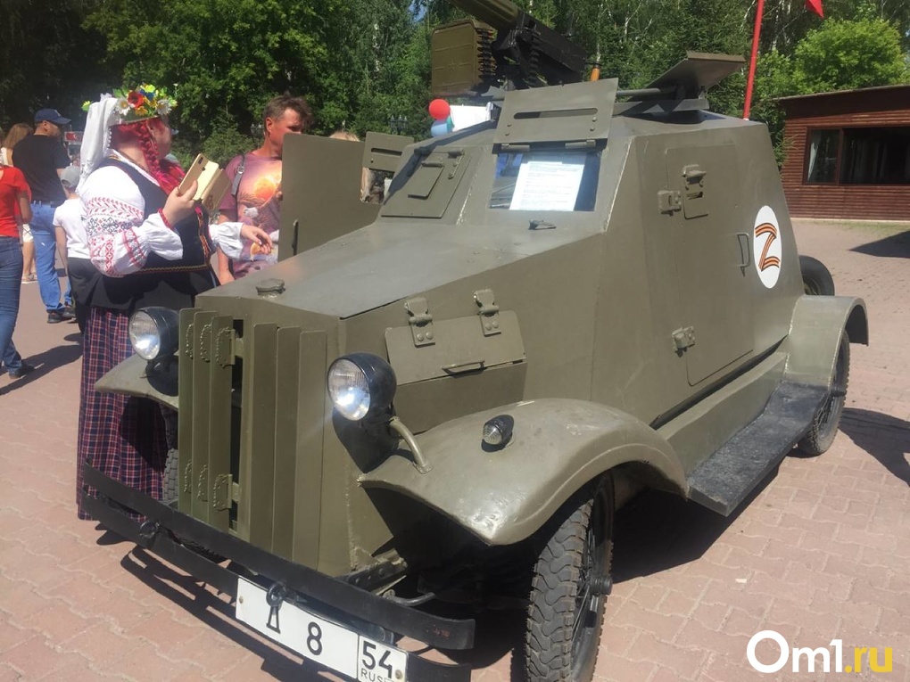 Ретроавтомобили показали новосибирцам в День города