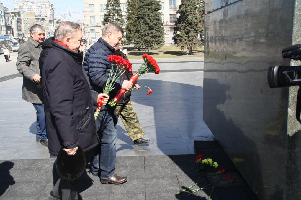 Красные гвоздики у гранитного Ильича: Новосибирск отметил 155-летие Ленина