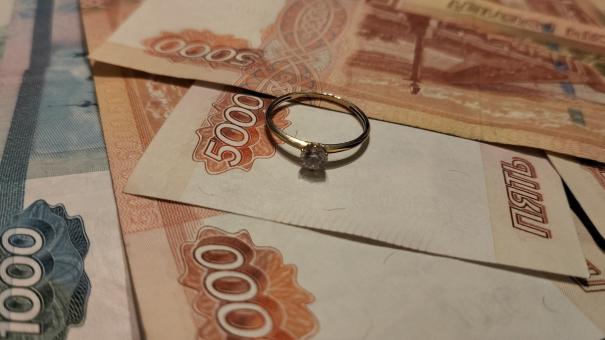 Москвич попался на измене и решил взыскать 300 тысяч с бывшей девушки из Новосибирска