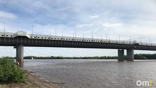 В Омске перекроют дорогу на метромосту из-за огромного провала в асфальте