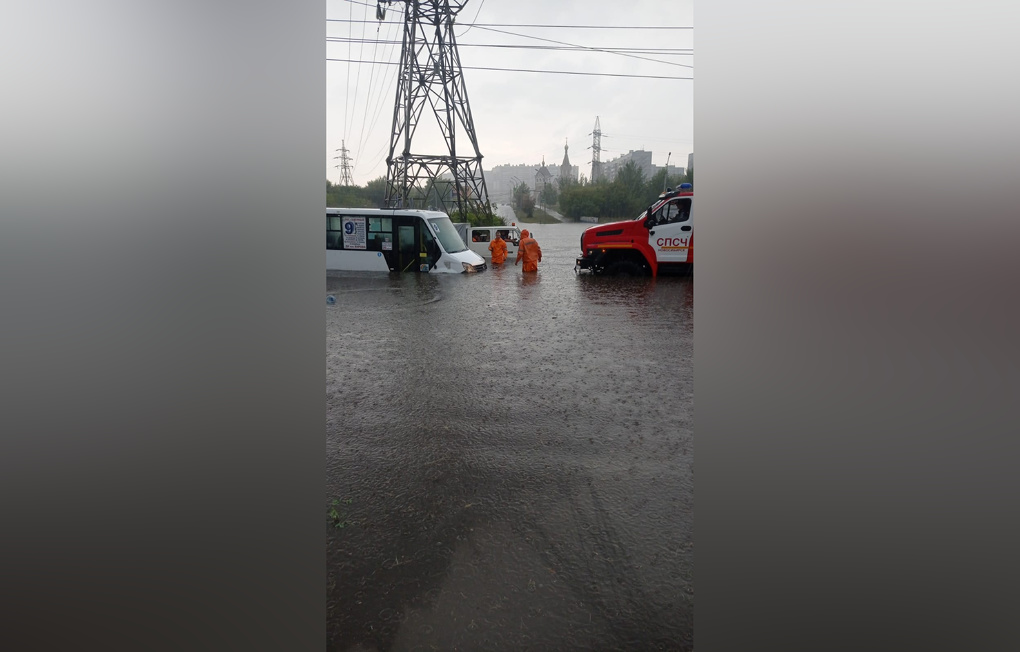 Улицы превратились в реки. Новосибирск затопило после сильного ливня. ФОТО