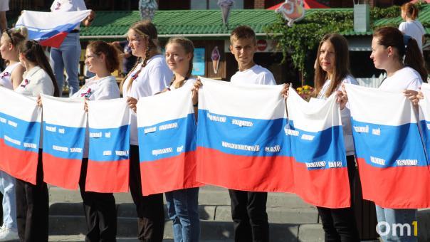 Триколор, игры и флешмоб: омичи отметили День флага Российской Федерации в Советском парке