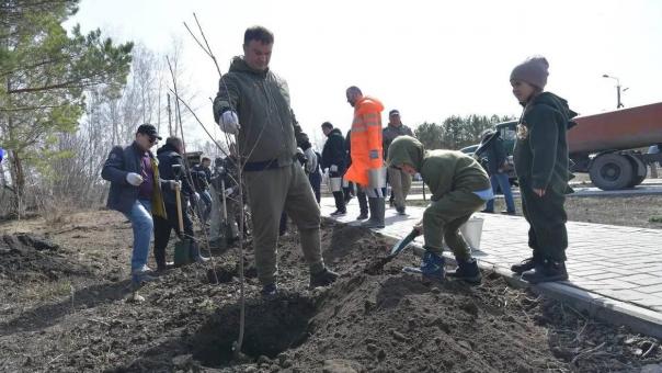 Уборка в Омской области в самом разгаре: жители всех районов выходят на улицу, чтобы навести порядок