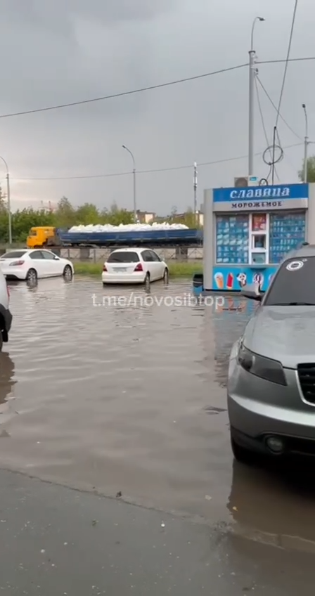 «Затоплены улицы»: Новосибирск не справляется с нашествием ливня
