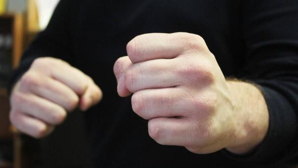 Избили деда: двое новосибирцев ради мобильника напали на пенсионера