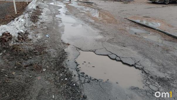 Разбитая дорога в посёлке Озеро-Карачи: глава сельсовета «заработал» штраф под Новосибирском