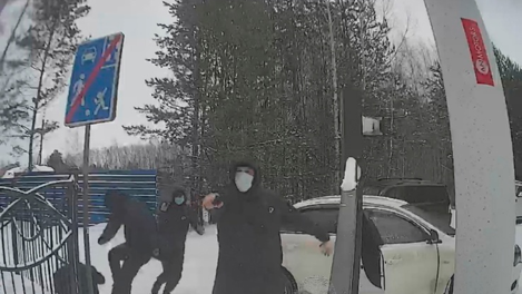 «Мы слышали выстрелы»: в Новосибирске группа мужчин в масках избила и похитила человека. ВИДЕО