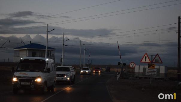 В Омске пассажирский автобус не протаранил переезд, а его водитель не сбежал