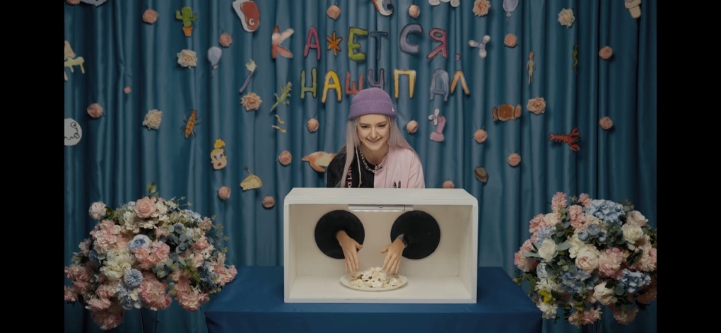 Порноактриса из Омска Eva Elfie потрогала вареники на глазах у публики