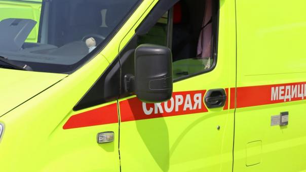 Новосибирск в шоке: мотоциклист вылетел под колёса автомобиля Mazda после удара фуры