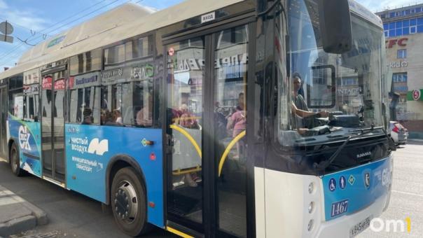 На выходных некоторые омские автобусы изменят маршруты