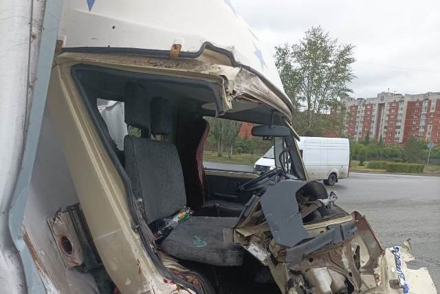 В Омске возле набережной столкнулись фуры: в жёстком ДТП пострадали молодые парни