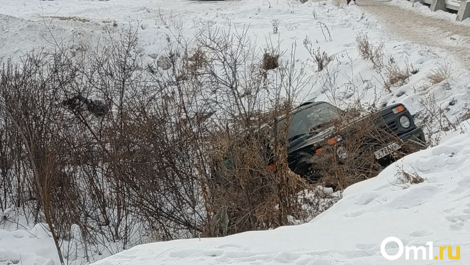 В Омске автомобиль решил срезать и попал в глубокую яму