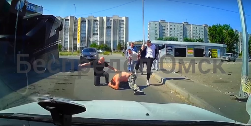 Омичи устроили массовую драку возле скандально известного кафе