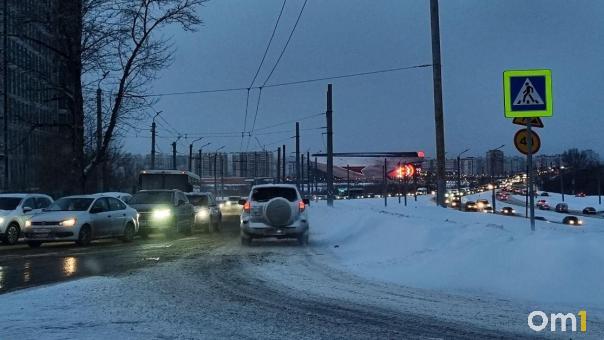 Из-за мощного снегопада Омск встал в 9-балльных пробках