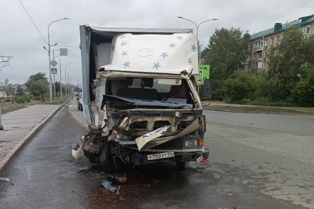 В Омске возле набережной столкнулись фуры: в жёстком ДТП пострадали молодые парни