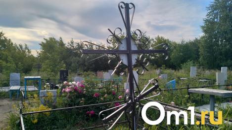 Омича застали за гнусным занятием на кладбище