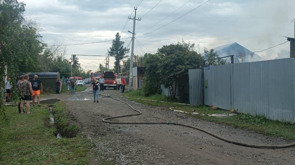 Помещение быстро охватило огнём: новосибирец застрял в горящем доме. ФОТО