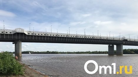 В Омске с метромоста упал мужчина