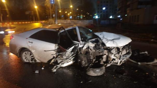 В Новосибирске ночной гонщик без прав на автомобиле Toyota Camry влетел в опору
