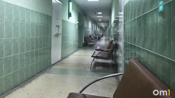 Врача-травматолога обвинили в домогательстве 18-летней девушки в Новосибирске