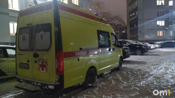 Стонущую от боли пенсионерку спасли из запертой квартиры в Новосибирске