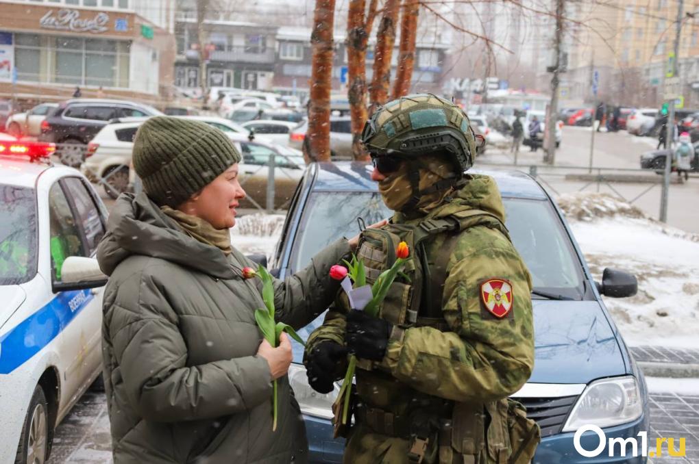 Курсанты военного института Росгвардии поздравили жительниц Новосибирска с 8 Марта